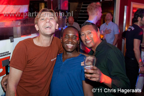 110924_028_manjefiek_club_leparis_partymania_denhaag 