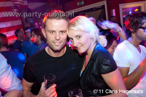 110924_049_manjefiek_club_leparis_partymania_denhaag 