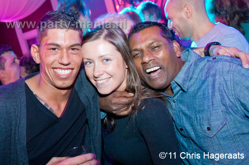 111126_001_manjefiek_club_leparis_partymania_denhaag