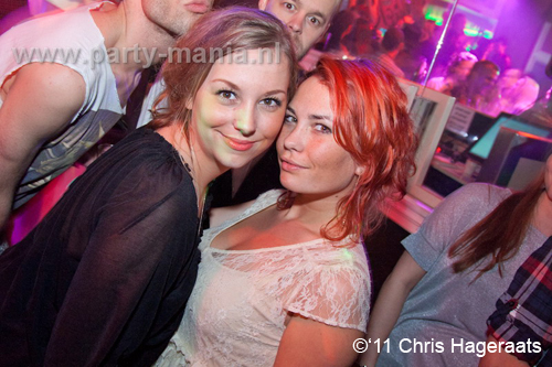 111126_010_manjefiek_club_leparis_partymania_denhaag