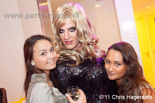 111126_035_manjefiek_club_leparis_partymania_denhaag