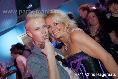 111126_089_manjefiek_club_leparis_partymania_denhaag