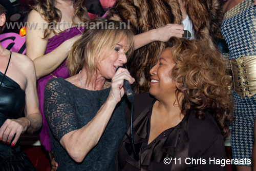 111126_118_manjefiek_club_leparis_partymania_denhaag