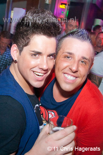 111126_128_manjefiek_club_leparis_partymania_denhaag