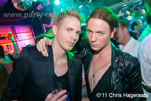 111126_129_manjefiek_club_leparis_partymania_denhaag