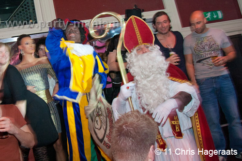 111126_135_manjefiek_club_leparis_partymania_denhaag