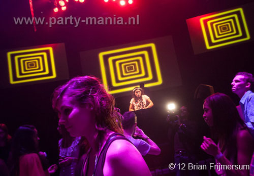 120303_003_bigroomlovers_paard_partymania