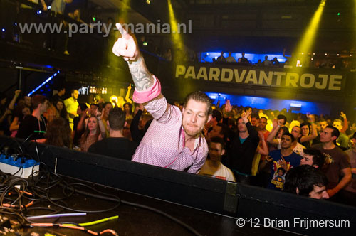 120303_080_bigroomlovers_paard_partymania