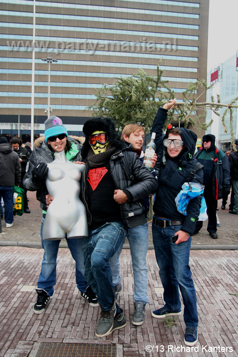 130223_19_harlem_shake_denhaag_partymania