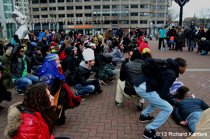 130223_29_harlem_shake_denhaag_partymania